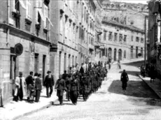 I partigiani di Tito scendono dal colle di San Giusto a Trieste