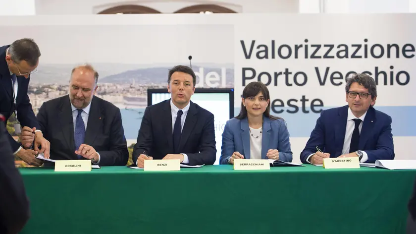 Renzi durante la firma del protocollo a Trieste insieme a Cosolini, Serracchiani e D'Agostino