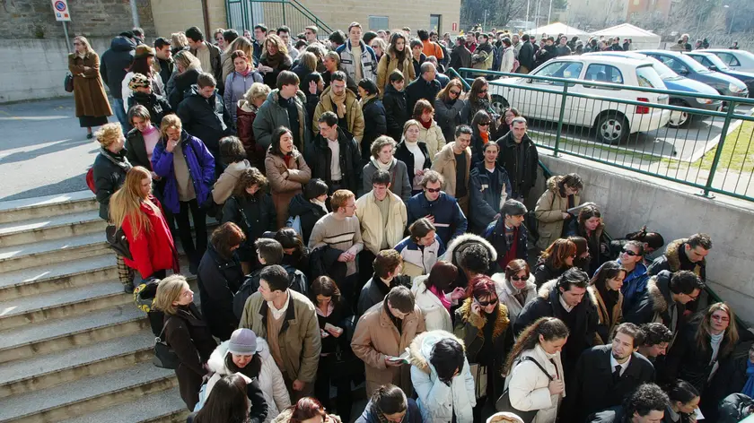 candidati in fila alle ultime preselezioni per un'assunzione in Regione