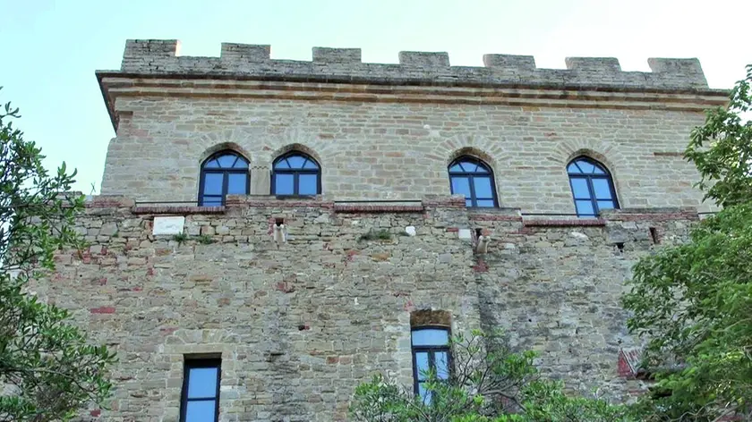 Al castello si aggiunge un giardino, cinto dalle mura merlate, di 400 metri quadrati