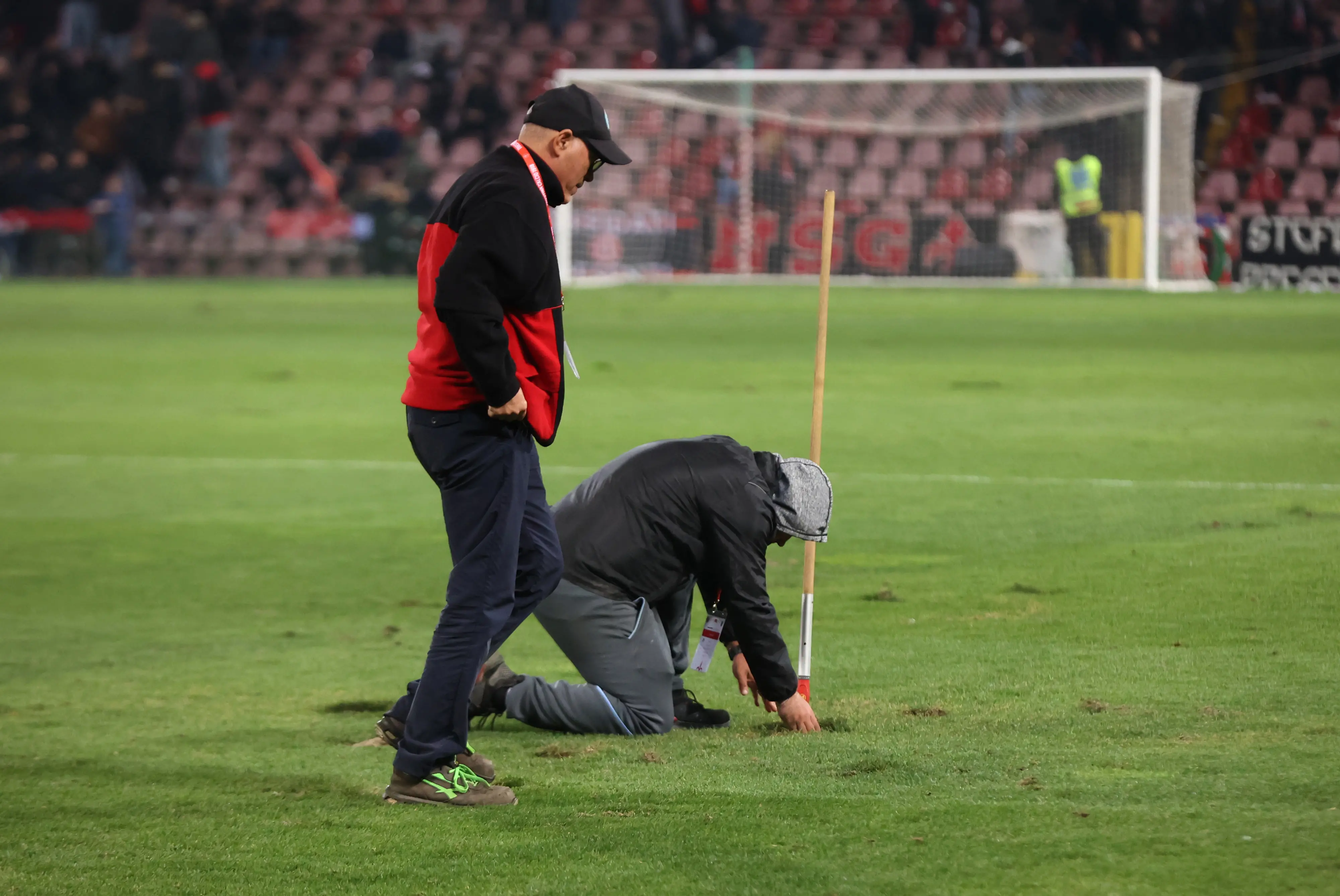 Tecnici al lavoro sul campo da gioco del Rocco Foto Lasorte