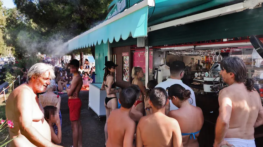 I chioschi sul lungomare di Barcola affollati ieri dai triestini foto Lasorte