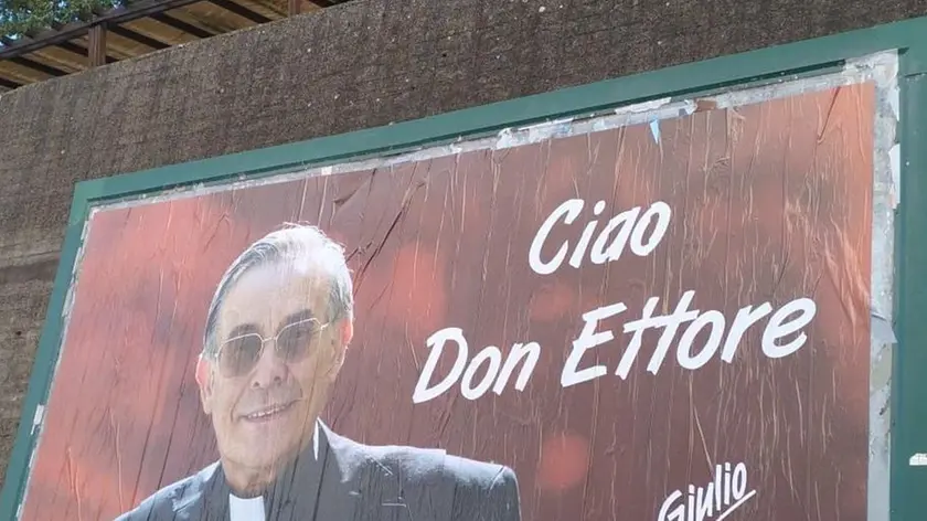 Il manifesto gigante dedicato a don Ettore Malnati