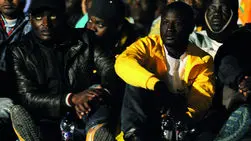 Due barconi con 366 migranti sono approdati nel porto di Lampedusa questa sera 10 aprile 2011. A bordo del primo barcone, proveniente dalla Libia, c'erano 229 persone tra cui 23 donne e quattro neonati. Sul secondo, proveniente invece dalla Tunisia, i migranti erano 147, di cui quattro donne. Con gli ultimi arrivi, i migranti presenti a Lampedusa sono circa 1.300. ANSA / ETTORE FERRARI