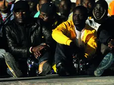 Due barconi con 366 migranti sono approdati nel porto di Lampedusa questa sera 10 aprile 2011. A bordo del primo barcone, proveniente dalla Libia, c'erano 229 persone tra cui 23 donne e quattro neonati. Sul secondo, proveniente invece dalla Tunisia, i migranti erano 147, di cui quattro donne. Con gli ultimi arrivi, i migranti presenti a Lampedusa sono circa 1.300. ANSA / ETTORE FERRARI