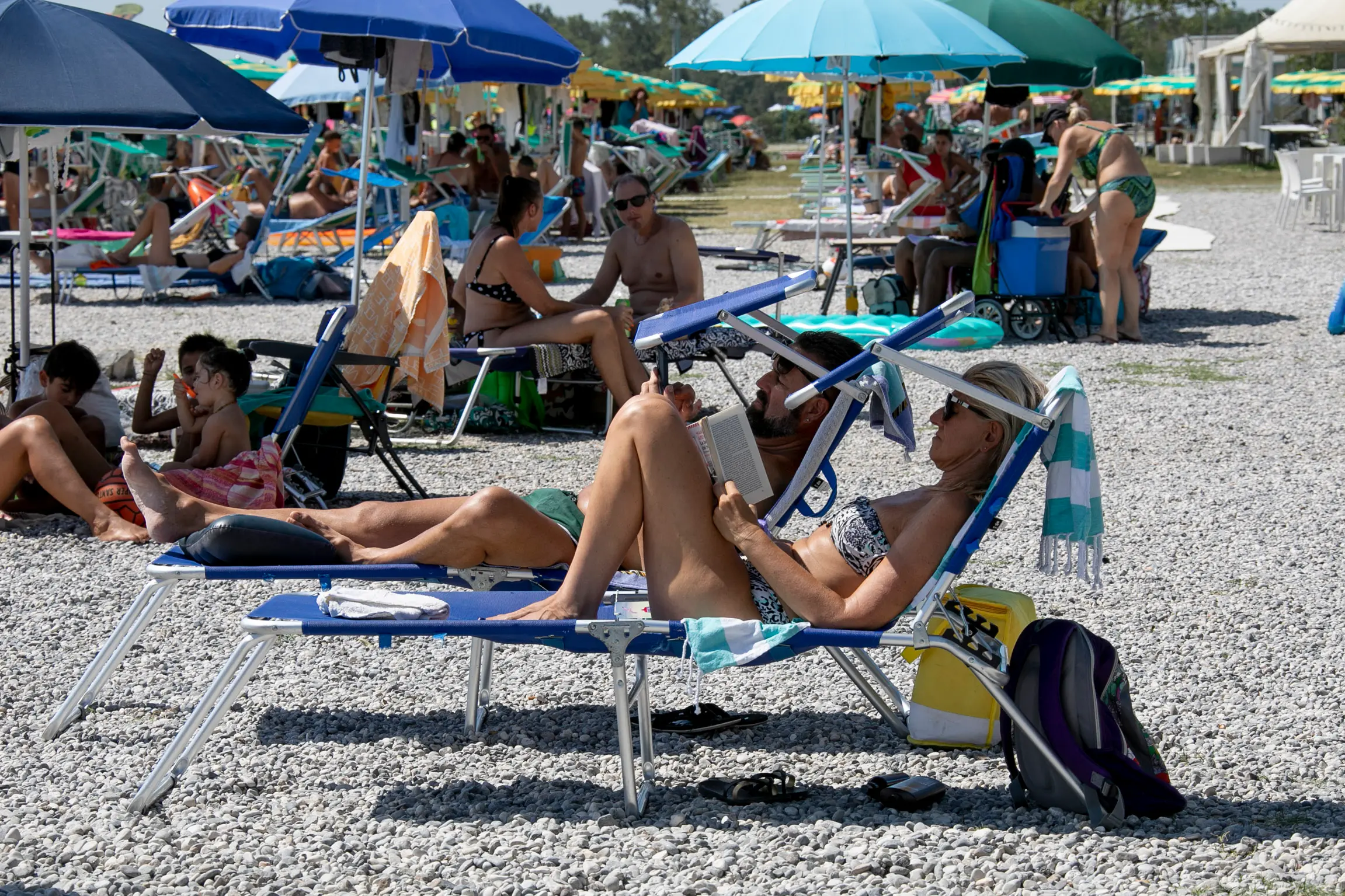 Stabilimenti balneari pieni a Marina Julia. In tanti, compresi turisti stranieri provenienti dalla Francia e dalla Germania, hanno deciso di trascorrere la giornata di Ferragosto nel lido di Monfalcone. Fotoservizio di Katia Bonaventura