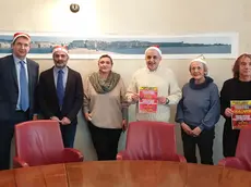 I consiglieri regionali e comunali in versione “natalizia” che ieri hanno presentato l’iniziativa nella sala giunta del palazzo municipale