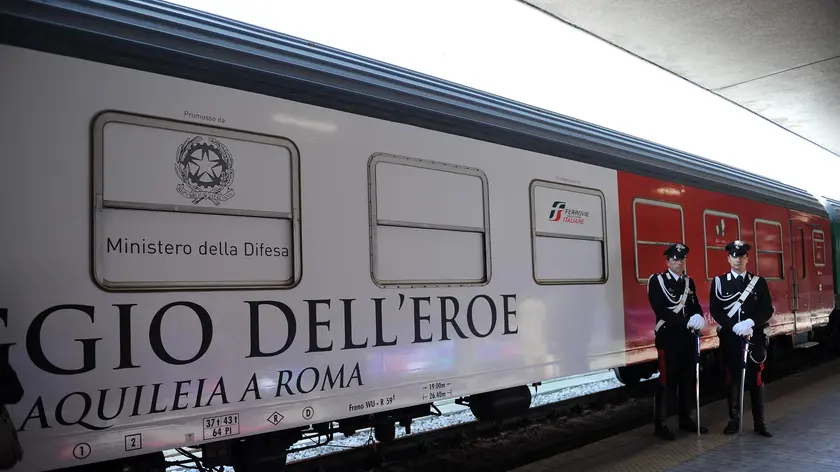 Il Treno del Milite Ignoto, in occasione del 90/o anniversario della traslazione da Aquileia a Roma, arriva al binario 1, oggi 2 novembre 2011, alla stazione Termini di Roma. ANSA/CLAUDIO ONORATI
