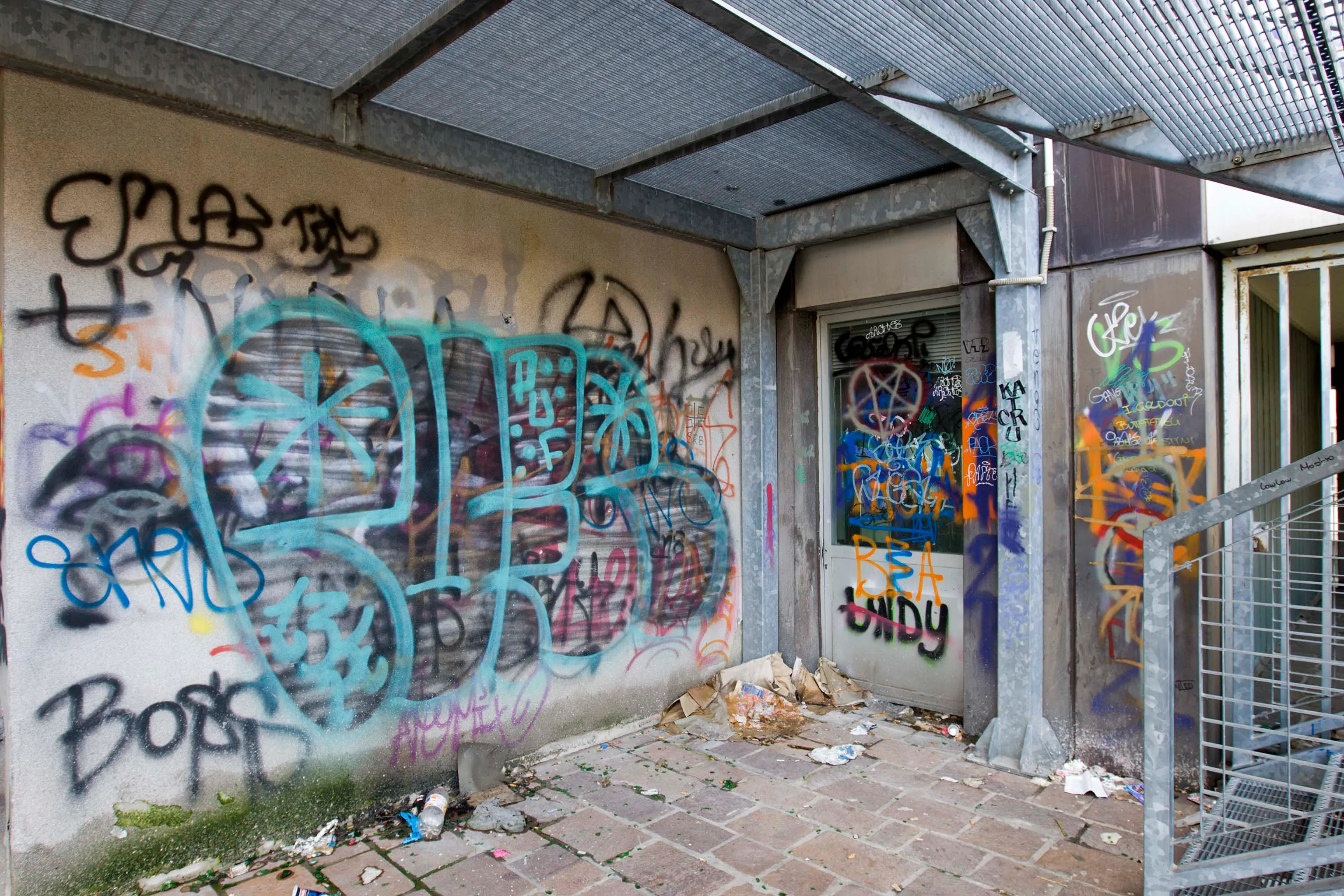Il sottoscala di via Udine, tra via Sant'Anastasia e via Pauliana