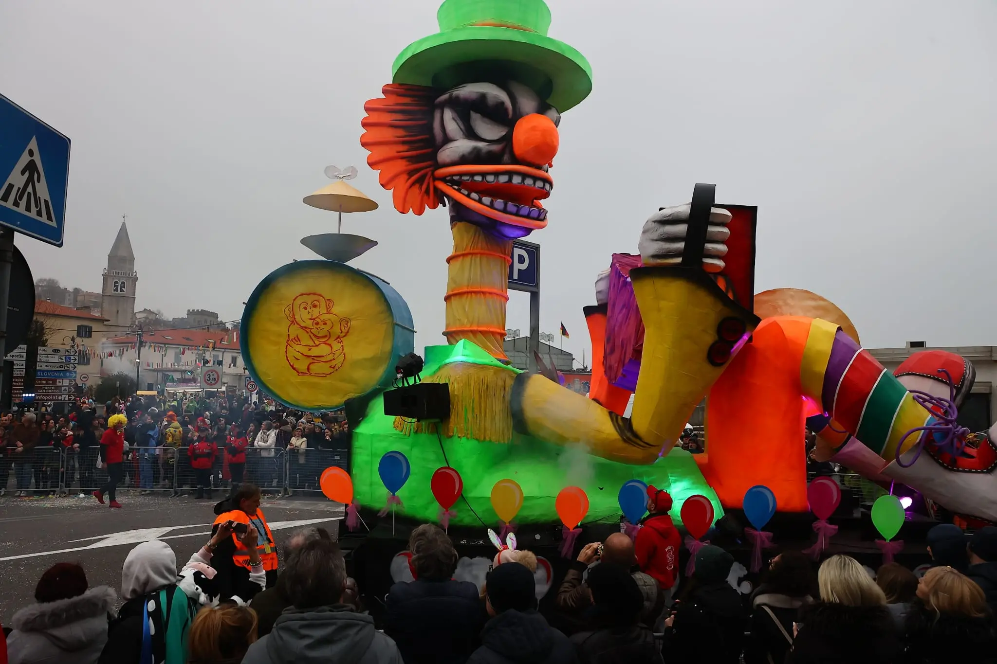 Dopo tre anni (l’ultima edizione si svolse nel 2020 alla vigilia del lockdown) è tornata l’allegoria tutta muggesana che ha visto nella sfilata delle 8 Compagnie il fulcro dei festeggiamenti del Carnevale di Muggia. A trionfare quest'anno è stata la Brivido con The Mask. Ecco le foto scattate da Andrea Lasorte