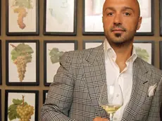 olycom - joe bastianich - MONZA, 19/6/2012. ENOTECA MEREGALLI. JOE BASTIANICH PRESENTA I VINI DELL' AZIENDA FRIULANA BASTIANICH. NELLA FOTO JOE BASTIANICH, IMPRENDITORE ENOGASTONOMICO. PHOTO CANIO ROMANIELLO, OLYCOM CAN_1125