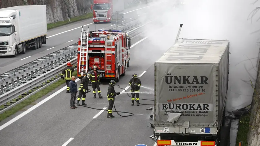 L'incendio divampato a bordo di un tir sul raccordo autostradale (Foto Massimo Silvano)