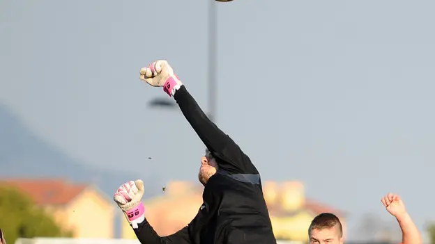 Prandi, Ag. Zangirolami. Este, .Partitya calcio Este vs Triestina. nella foto:.uscita a vuoto del n. 1 della Triestina, Vezzani