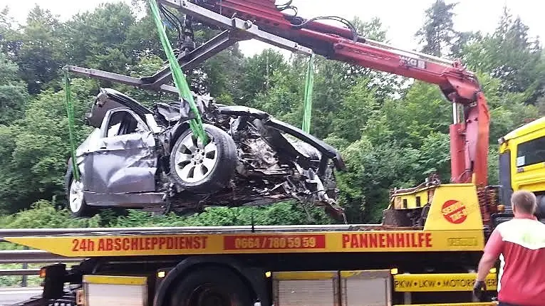 L'auto del giovane omicida distrutta nell'incidente (Foto tratta da Internet)