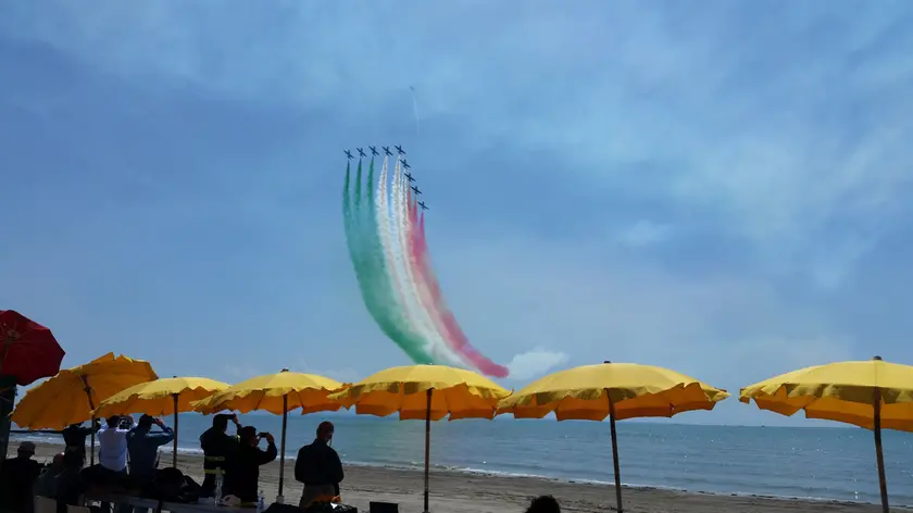 Una esibizione delle Frecce tricolori a Grado