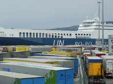 Lasorte Trieste 01 07 04 - Porto Nuovo - Camion TIR in attesa di imbarco su Traghetto per Turchia