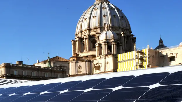 20081126 - CITTA' DEL VATICANO - ACE - PAPA: ENTRA IN FUNZIONE IMPIANTO SOLARE, UDIENZA 'ECOLOGICA'; Il tetto dell'aula Paolo VI in Vaticano con l'impianto dei pannelli solari. L'impianto fotovoltaico è stato progettato da Pierluigi Nervi e scelto come primo di una serie di interventi per lo sfruttamento della energia solare in Vaticano. L'impianto è stato presentato stamani durante l'udienza generale del mercoledì. ANSA/CLAUDIO PERI/I51.