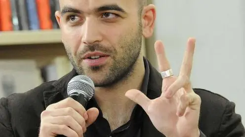 In una foto 'archivio lo scrittore Roberto Saviano alla libreria Feltrinelli durante la presentazione del suo libro ''Vieni via con me'', il 16 Marzo 2011, a Firenze. Ansa / Carlo Ferraro