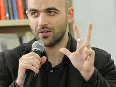 In una foto 'archivio lo scrittore Roberto Saviano alla libreria Feltrinelli durante la presentazione del suo libro ''Vieni via con me'', il 16 Marzo 2011, a Firenze. Ansa / Carlo Ferraro