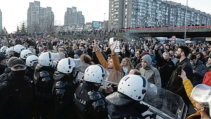 Manifestanti a Belgrado tentano di forzare il blocco della polizia