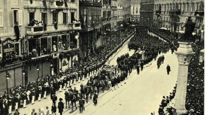 Qui sopra, i funerali dell’arciduca Francesco Ferdinando e della moglie Sofia a Trieste