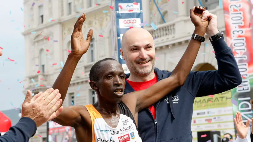 Fabio Carini con il vincitore della Maratona di Trieste del 2015 (foto Silvano)