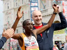 Fabio Carini con il vincitore della Maratona di Trieste del 2015 (foto Silvano)