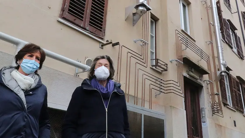 Lori Petronio Sampietro (Caccia Burlo) e Tiziana Benussi (Fondazione CRTrieste) in via Soncini. Foto Lasorte