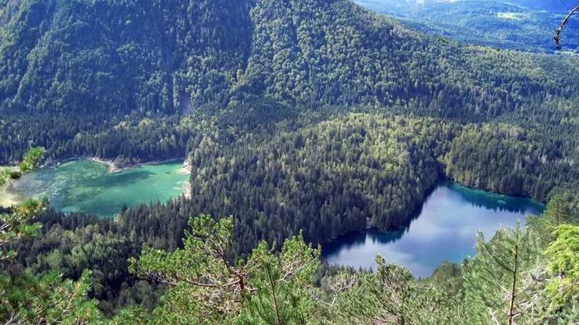 Una veduta aerea dei laghi di Fusine
