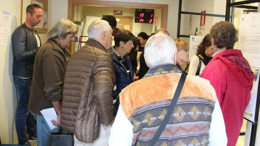 Bumbaca Gorizia 09.10.2015 File per bollette ENI Fotografia di Pierluigi Bumbaca