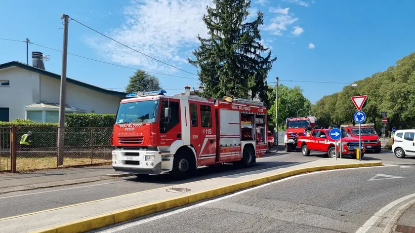 Fiat Punto in fiamme in un cortile di via Leoni a Gorizia