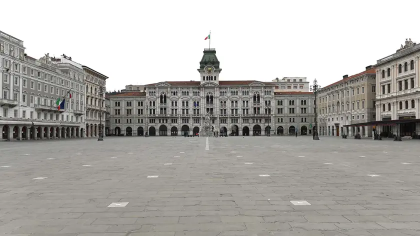 Il Municipio di Trieste e una piazza Unità deserta (Foto Francesco Bruni)