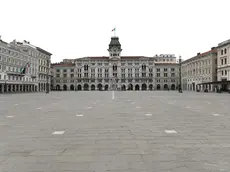 Il Municipio di Trieste e una piazza Unità deserta (Foto Francesco Bruni)