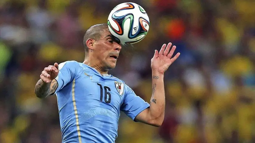 epa04288485 Uruguay's Maximiliano Maxi Perira (L) and Colombia's James Rodriguez (R) vie for the ball during the FIFA World Cup 2014 round of 16 match between Colombia and Uruguay at the Estadio do Maracana in Rio de Janeiro, Brazil, 28 June 2014. (RESTRICTIONS APPLY: Editorial Use Only, not used in association with any commercial entity - Images must not be used in any form of alert service or push service of any kind including via mobile alert services, downloads to mobile devices or MMS messaging - Images must appear as still images and must not emulate match action video footage - No alteration is made to, and no text or image is superimposed over, any published image which: (a) intentionally obscures or removes a sponsor identification image; or (b) adds or overlays the commercial identification of any third party which is not officially associated with the FIFA World Cup) EPA/ANTONIO LACERDA EDITORIAL USE ONLY