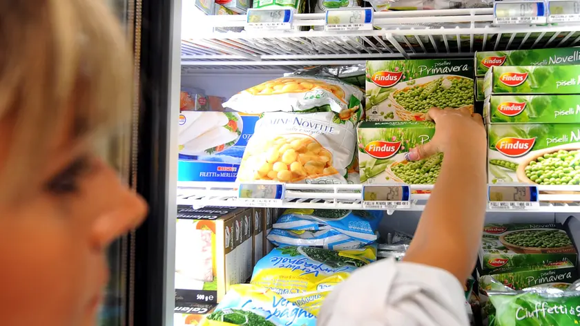 Alcuni prodotti surgelati della Findus esposti tra gli scaffali di un supermercato a Roma, oggi 19 luglio 2010. Unilever ha raggiunto un accordo per vendere Findus, la sua controllata nei cibi surgelati italiana, al gruppo Birds Eye Iglo per 805 milioni di euro. Lo comunica in una nota il gruppo olandese che produce beni di consumo, alimentari, detergenti e prodotti per la casa. ANSA / ETTORE FERRARI / FRR