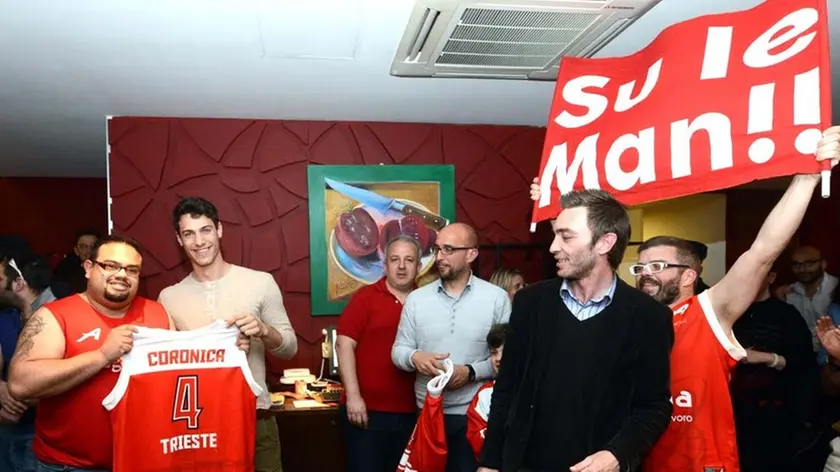 Foto Bruni Trieste 17.05.16 Basket Alma Trieste:l'asta della maglie da Rosso Pomodoro