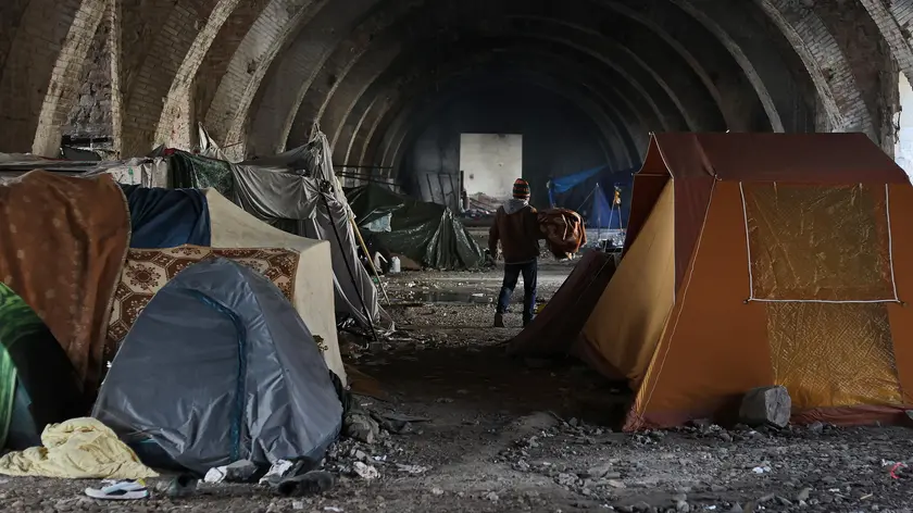 Le tende dei migranti all’interno della struttura del Silos, luogo da tempo diventato simbolo degli arrivi a Trieste lungo la rotta balcanica. Il sito si trova a pochi metri di distanza dalla stazione ferroviaria e nei mesi scorsi ha contato la presenza anche di centinaia di persone, costrette a vivere fra fango, immondizie e ratti. Fotoservizio Lasorte