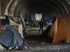 Le tende dei migranti all’interno della struttura del Silos, luogo da tempo diventato simbolo degli arrivi a Trieste lungo la rotta balcanica. Il sito si trova a pochi metri di distanza dalla stazione ferroviaria e nei mesi scorsi ha contato la presenza anche di centinaia di persone, costrette a vivere fra fango, immondizie e ratti. Fotoservizio Lasorte