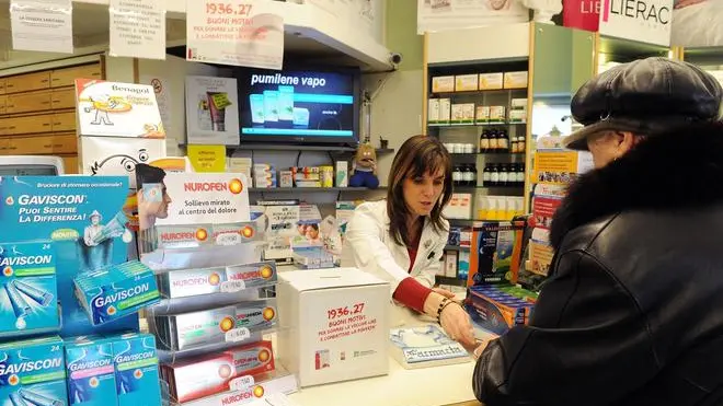 Il raccoglitore di monete con la scritta: ''1936,27 buoni motivi per donare le vecchie lire e combattere la poverta''', l'iniziativa promossa dalla Caritas nelle farmacie a Torino, 5 Dicembre 2011..ANSA/ ALESSANDRO DI MARCO