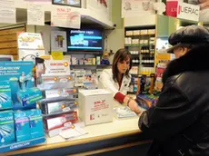 Il raccoglitore di monete con la scritta: ''1936,27 buoni motivi per donare le vecchie lire e combattere la poverta''', l'iniziativa promossa dalla Caritas nelle farmacie a Torino, 5 Dicembre 2011..ANSA/ ALESSANDRO DI MARCO