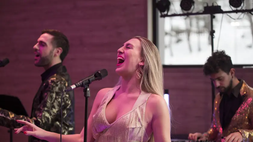 La cantante triestina Nicole Fernandelli durante un’esibizione