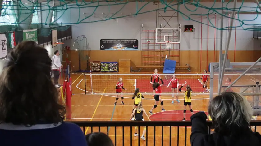 Pubblico a una partita di pallavolo alla Morpurgo