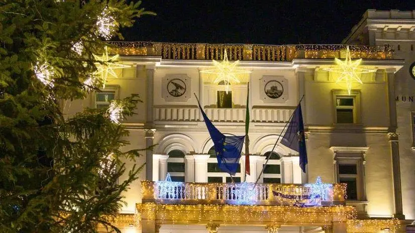 Il municipio di Monfalcone illuminato