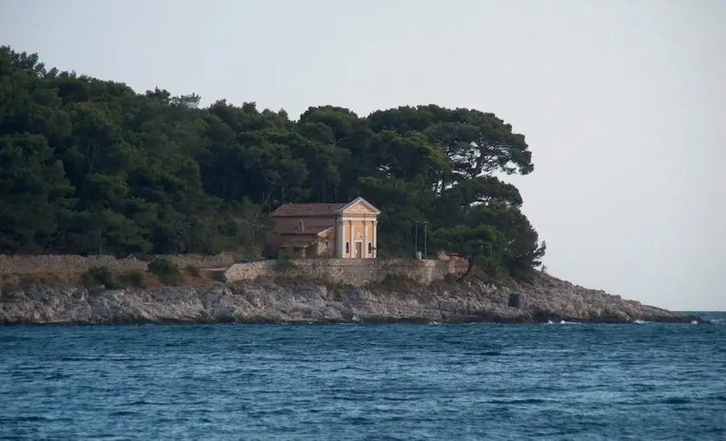 Uno scorcio di Punta Madonna, nei pressi di Lussinpiccolo