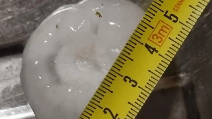 Un chicco di grandine largo quasi 5 centimetri