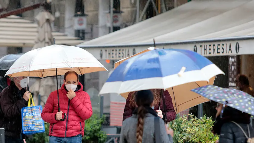 Pioggia in centro a Trieste davanti ai locali inattivi. (Foto Massimo Silvano)