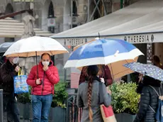 Pioggia in centro a Trieste davanti ai locali inattivi. (Foto Massimo Silvano)