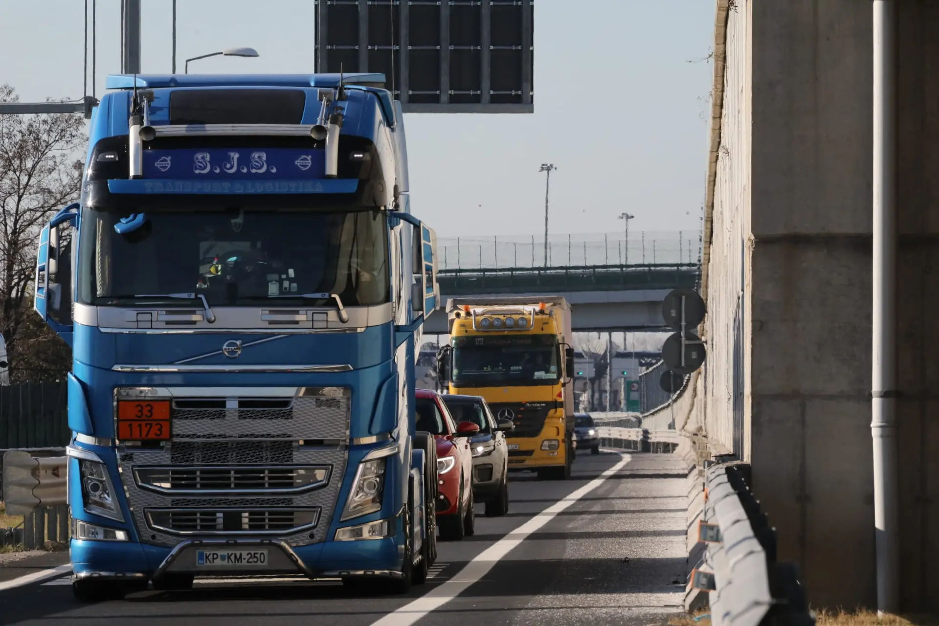 I camion in coda a causa della chiusura dell'autostrada (Bumbaca)