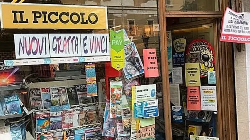 La vetrina dell’edicola di piazza dell’Ospedale, una di quelle che aderirà alla Notte delle edicole