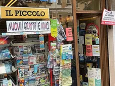 La vetrina dell’edicola di piazza dell’Ospedale, una di quelle che aderirà alla Notte delle edicole